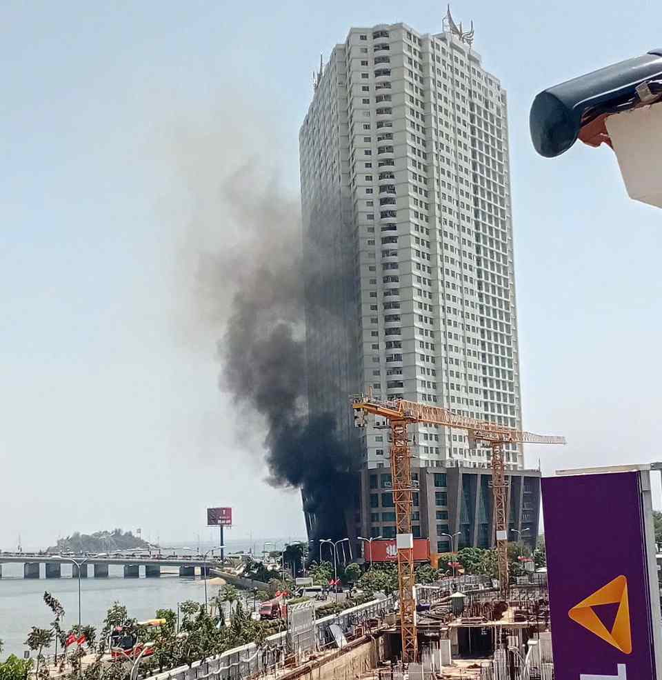 Cột khói đen từ vụ cháy xe khách bốc cao hàng chục mét. Ảnh: Đức Thảo