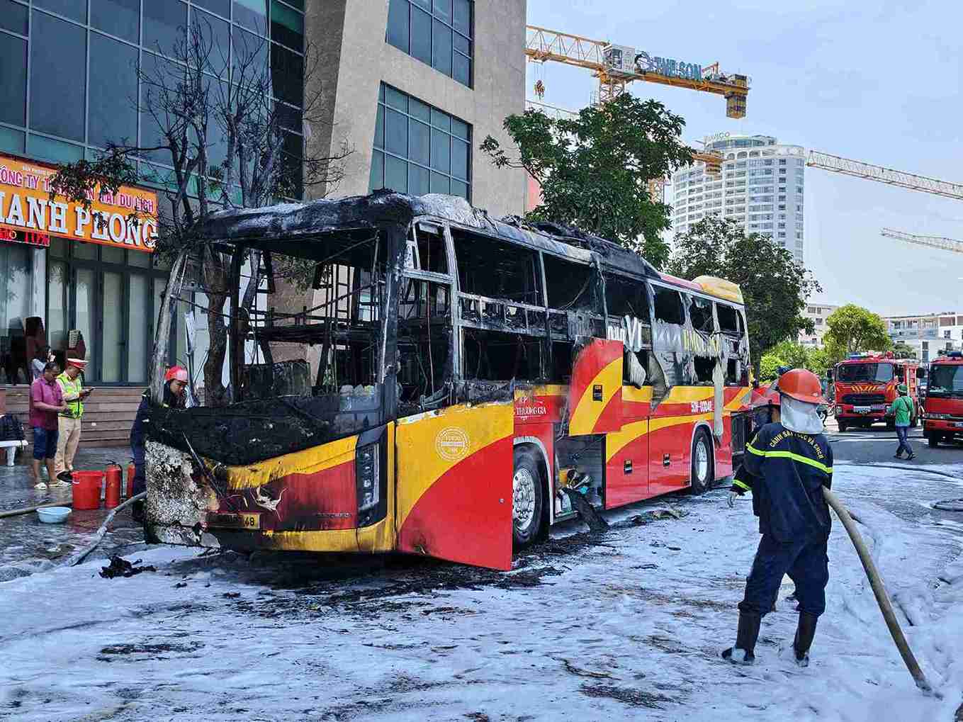 Scene of the passenger car fire in the center of Nha Trang. Photo: Thu Huyen