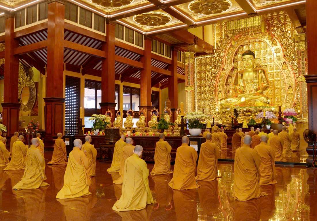 Chư Tăng vân tập định kỳ thính giới, cùng nhắc nhở nhau về giới pháp của hành giả xuất gia. Ảnh: Bảo Toàn