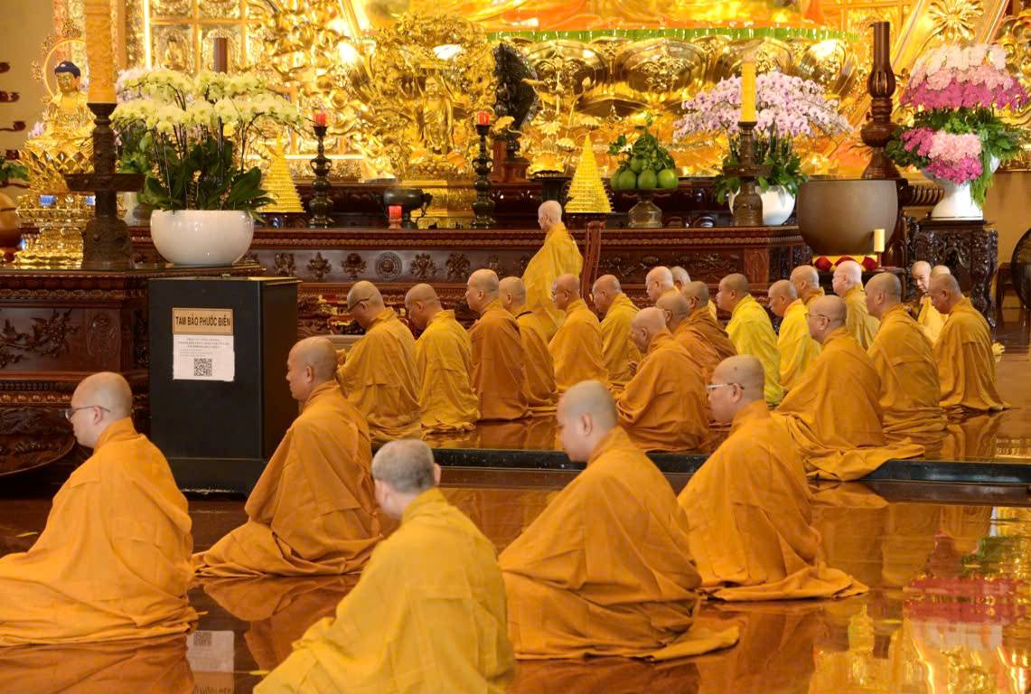 Đại chúng thanh tịnh trong ngày Bố-tát, thính giới định kỳ tại Việt Nam Quốc Tự. Ảnh: Bảo Toàn