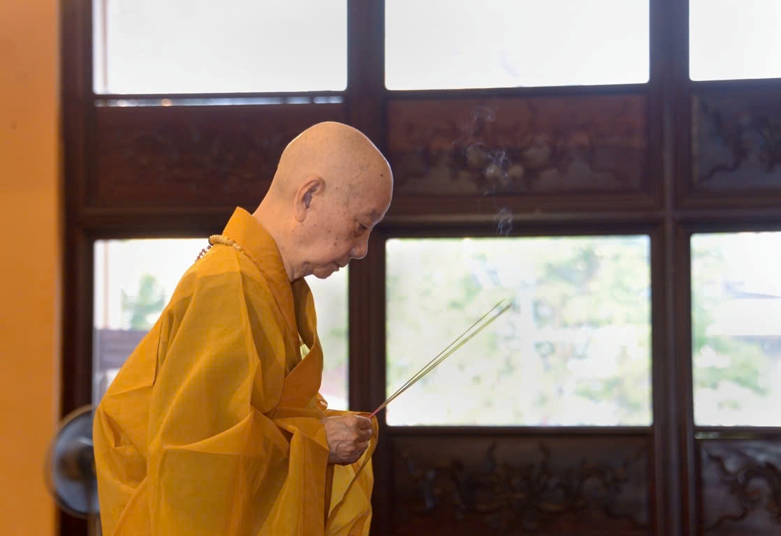 Đức Đệ tứ Pháp chủ GHPGVN thành kính niêm hương Tam bảo. Ảnh: Bảo Toàn