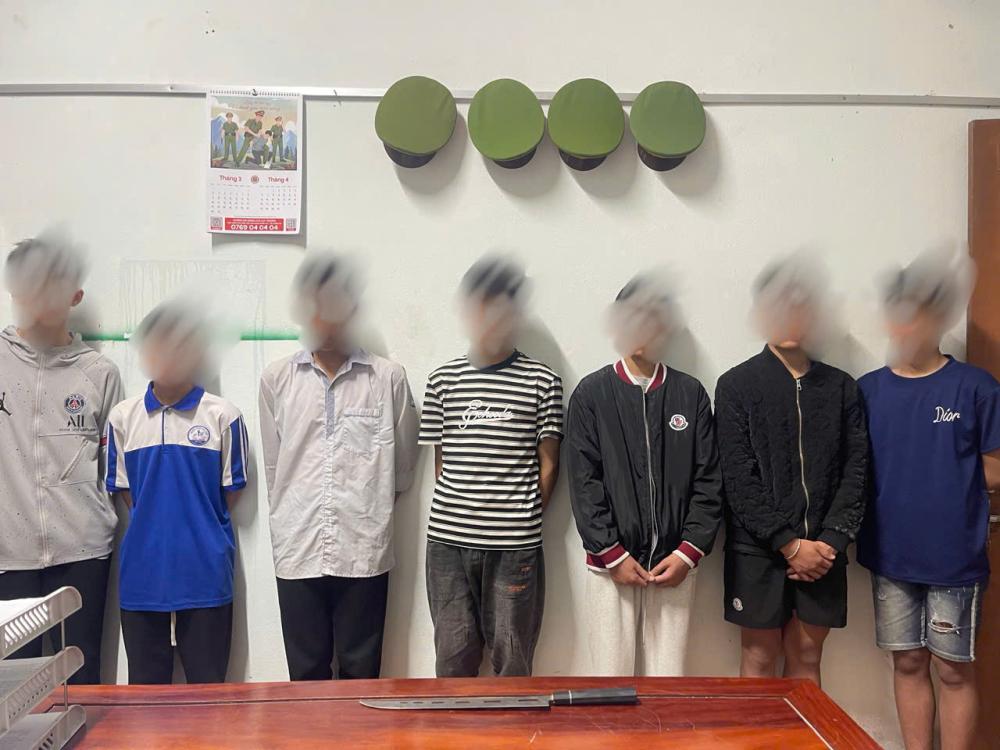 Cam Trung Commune Police summoned and warned students who intended to fight. Photo: Ha Tinh Police.