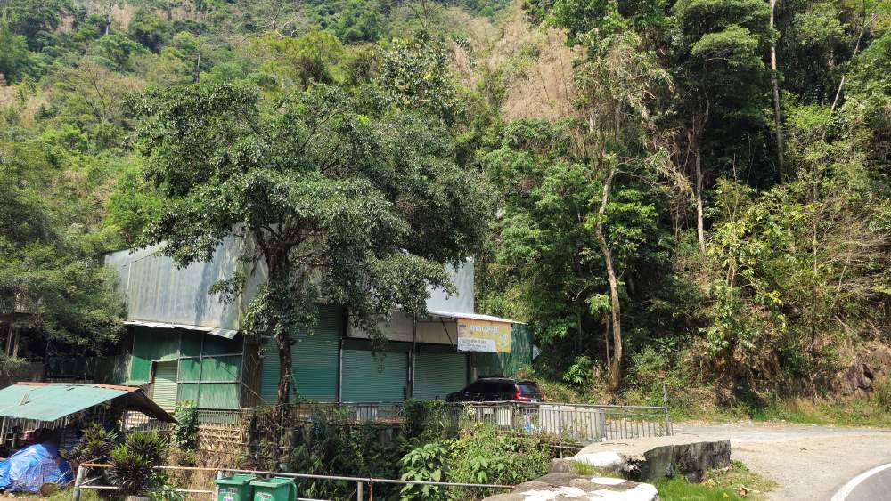 Illegal construction on protection forest land of Bao Loc pass is still intact