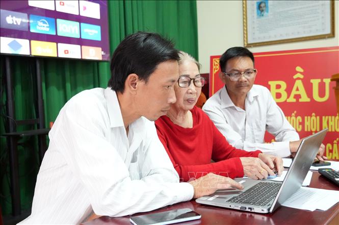 Bí thư chi bộ Thôn 3 Lộc Ngãi Hồ Thị Hồng Liên (ngồi giữa) cùng các cán bộ thôn giám sát hoạt động của thôn thông qua 12 camera lắp trên toàn thôn. Ảnh: Chu Quốc Hùng