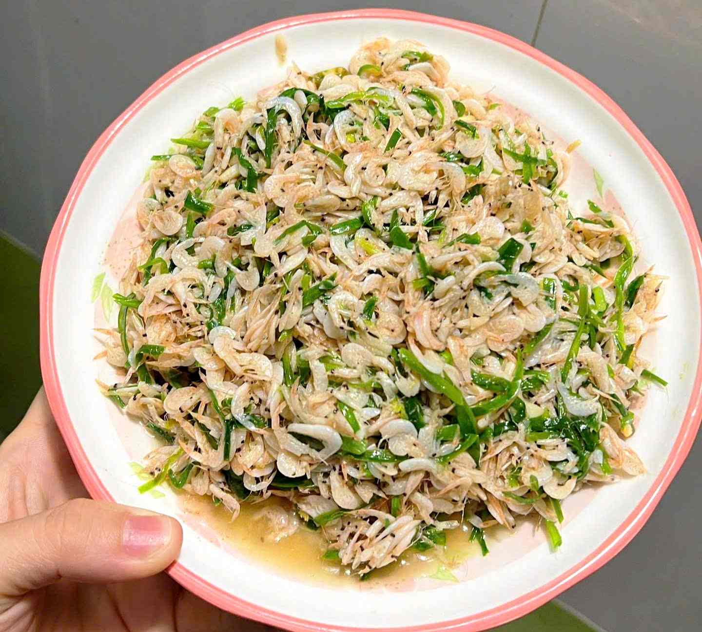 Món ruốc xào lá hẹ. Ảnh: Đông Giang