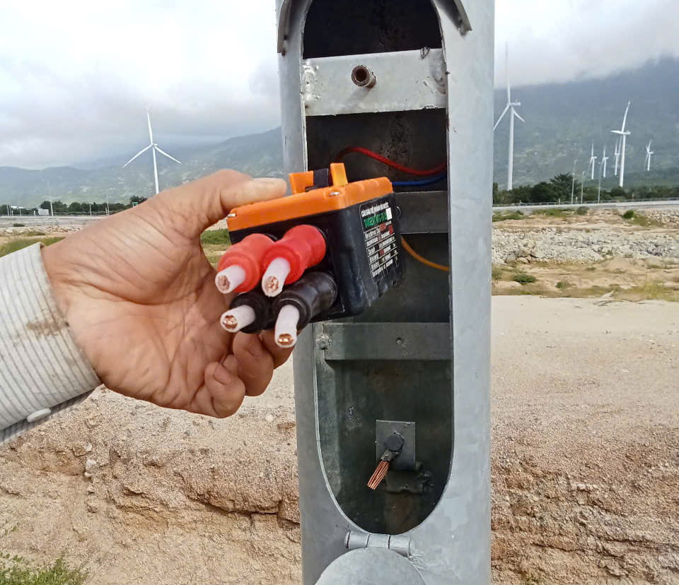 Many sections of power cables on the North - South expressway were stolen. Photo: Huu Long