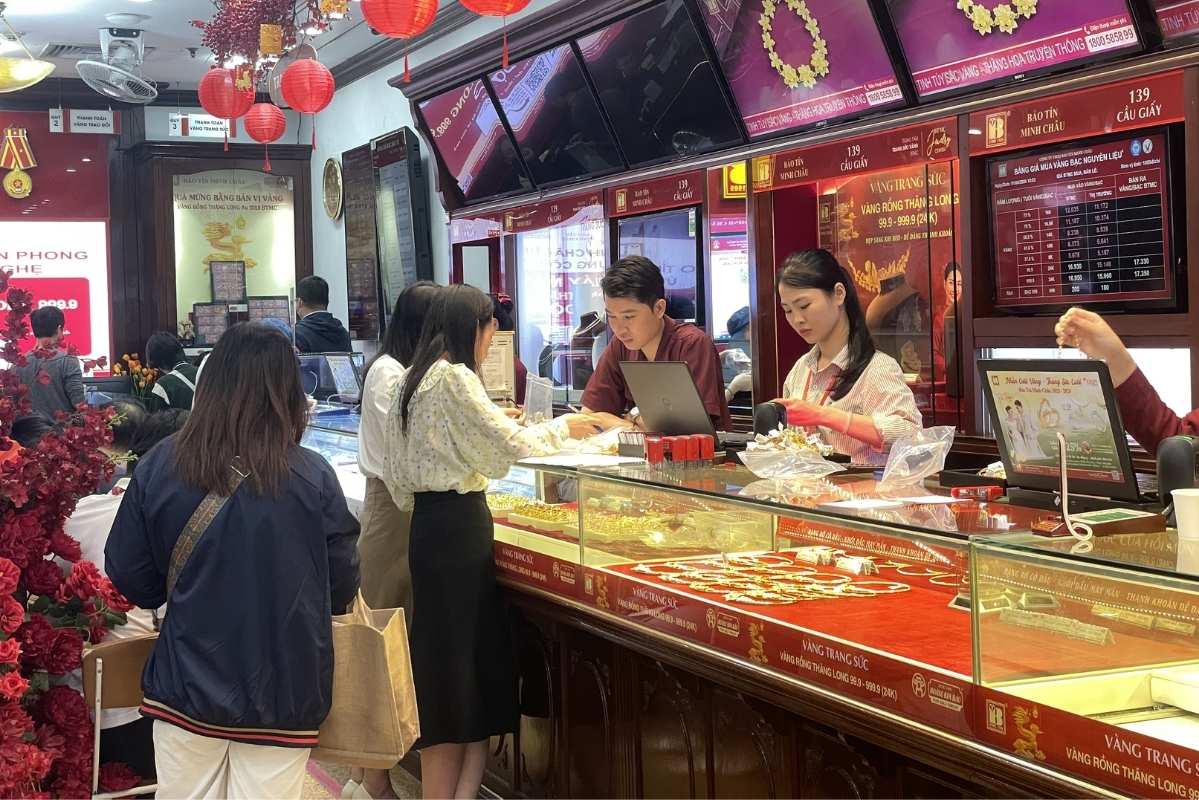 Gold prices have an upward correction, stores are bustling with scenes of people waiting to sell for profit. Photo: Ha Linh