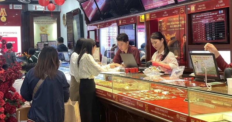 Giá vàng tăng, người dân đổ xô bán chốt lời