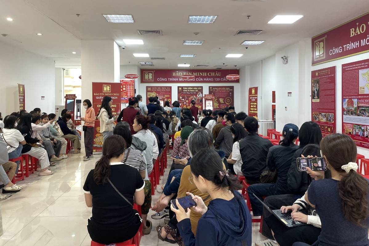Lượng khách hàng chờ mua vào giảm nhẹ so với nhiều ngày trước đó. Ảnh: Hạ Linh