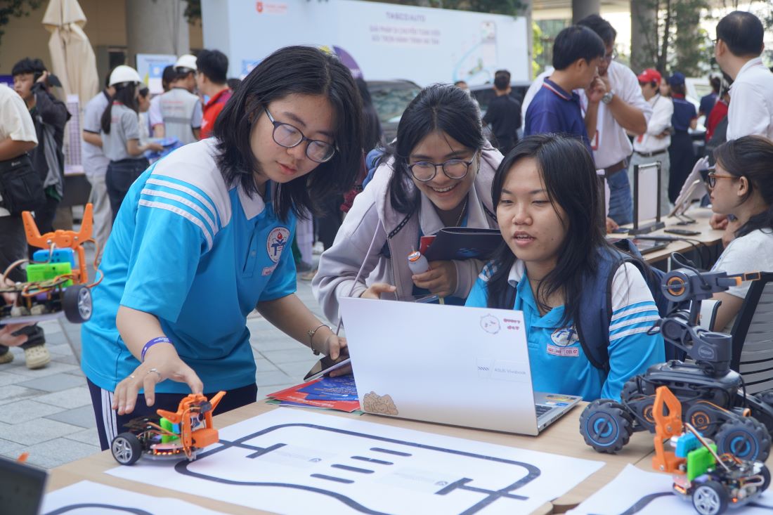 Many students actively learn about the major, consider training costs and job prospects before registering for admission. Photo: Chan Phuc
