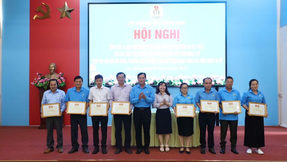 Dịp này, có 20 tập thể, 10 cá nhân được tặng Bằng khen của Ban Chấp hành LĐLĐ tỉnh An Giang vì đã có thành tích xuất sắc trong thực hiện Nghị quyết 6a. Ảnh: Quốc Việt