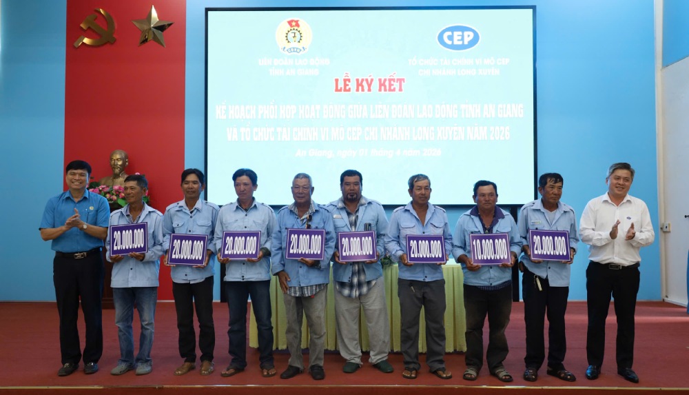 Trao hỗ trợ giải ngân vốn vay cho 18 đoàn viên, NLĐ có hoàn cảnh khó khăn. Ảnh: Quốc Việt