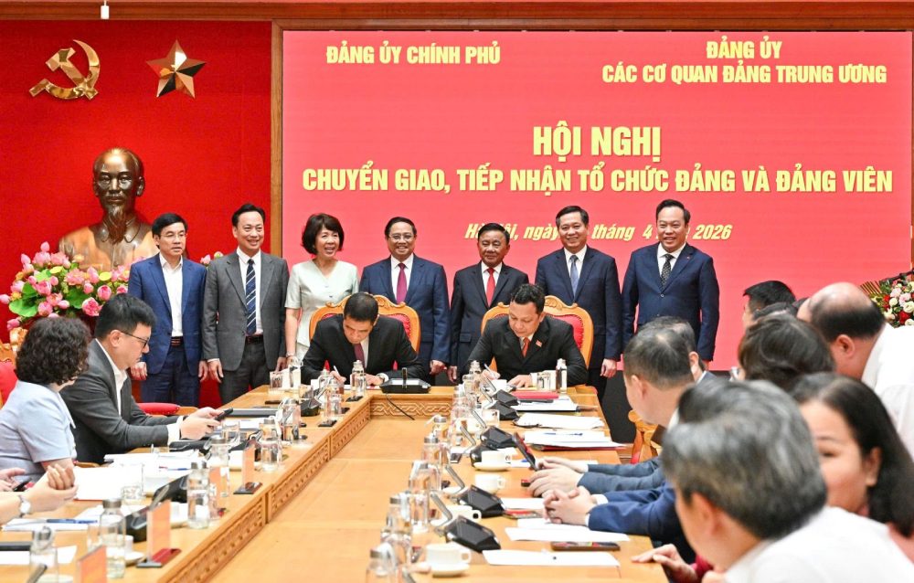 Đảng ủy Chính phủ và Đảng ủy các cơ quan Đảng Trung ương chuyển giao, tiếp nhận tổ chức đảng và đảng viên. Ảnh: Kim Thanh