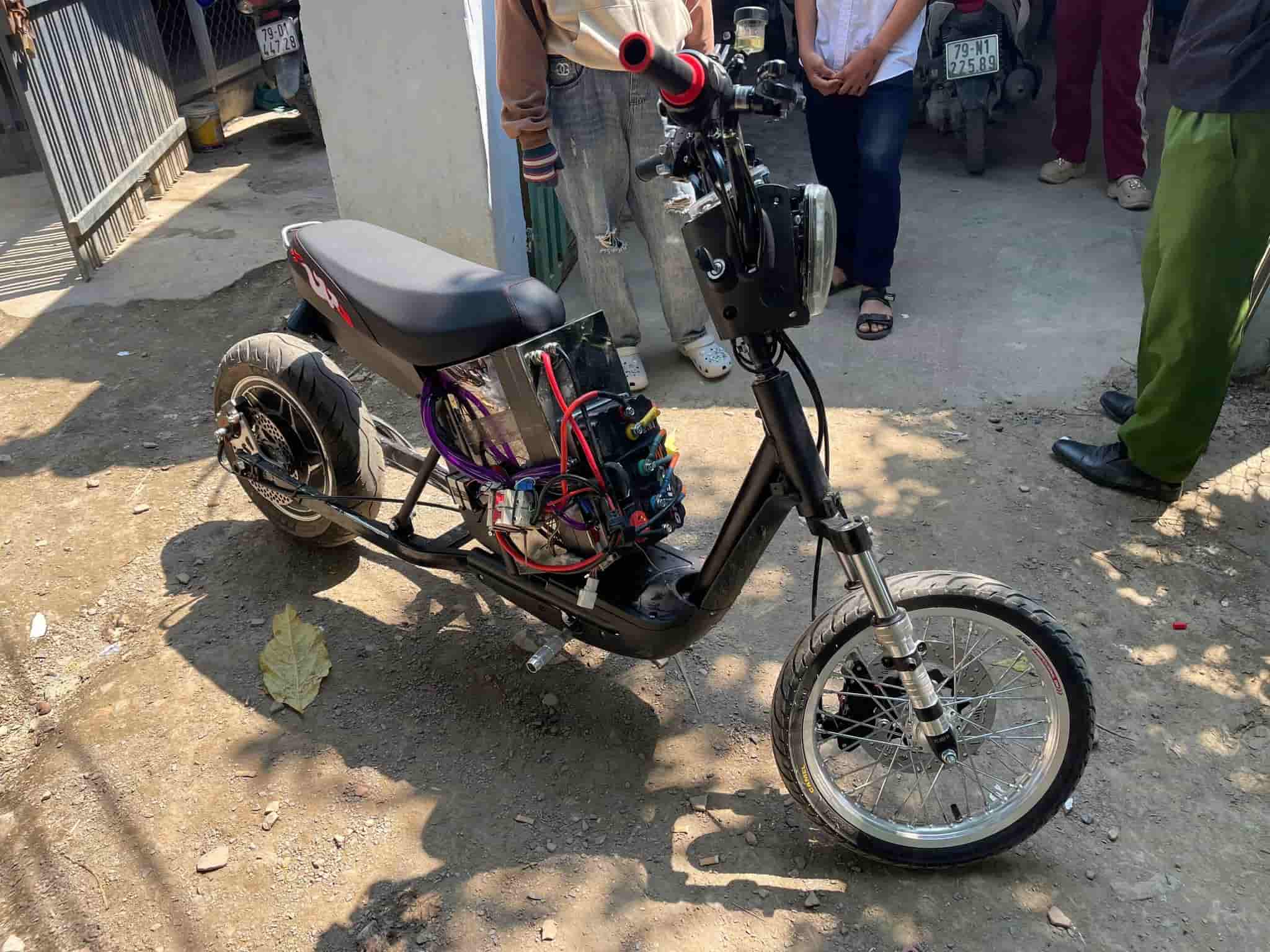 Xe điện tự chế của học sinh tiềm ẩn nguy cơ tai nạn. Ảnh: Công an Diên Lạc