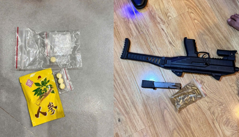 Tang vật ma túy và vật nghi là súng quân dụng bị Công an thu giữ. Ảnh: Công an cung cấp