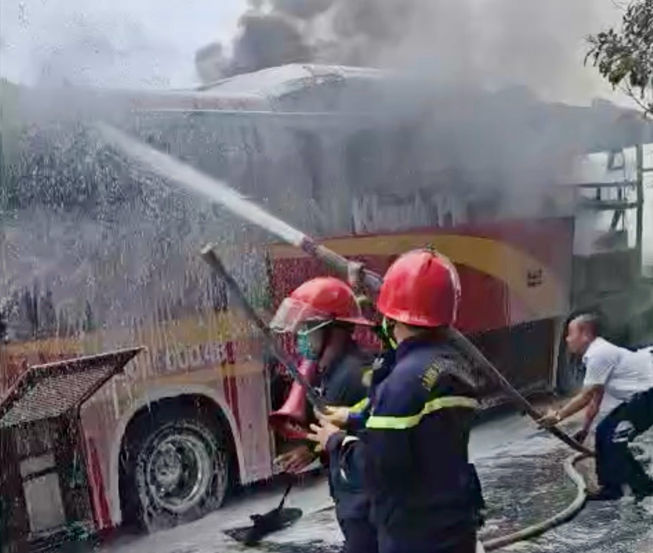 Sleeper bus catches fire fiercely in Nha Trang