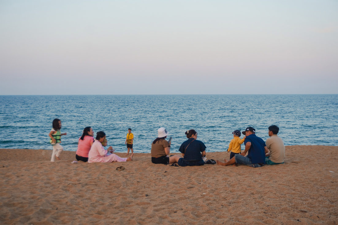 Mỗi buổi chiều, người dân từ già đến trẻ lại quây quần bên bãi cát hóng gió; trẻ nhỏ nô nức tắm biển, thanh niên chơi bóng chuyền rộn ràng, tạo nên khung cảnh đời sống ven biển bình yên và đầy sức sống.
