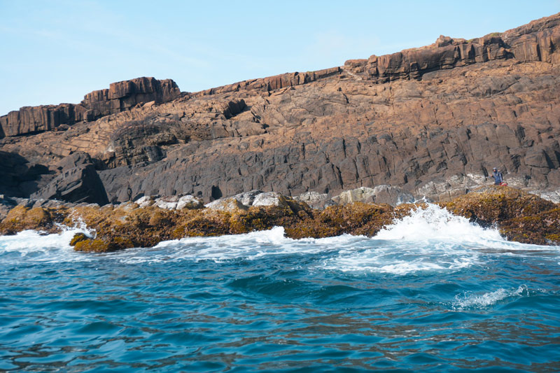 Sóng biển vỗ vào ghềnh đá tại Hòn Yến tạo nên khung cảnh hoang sơ với những lớp đá xếp tầng độc đáo và làn nước xanh trong đặc trưng của vùng biển miền Trung.