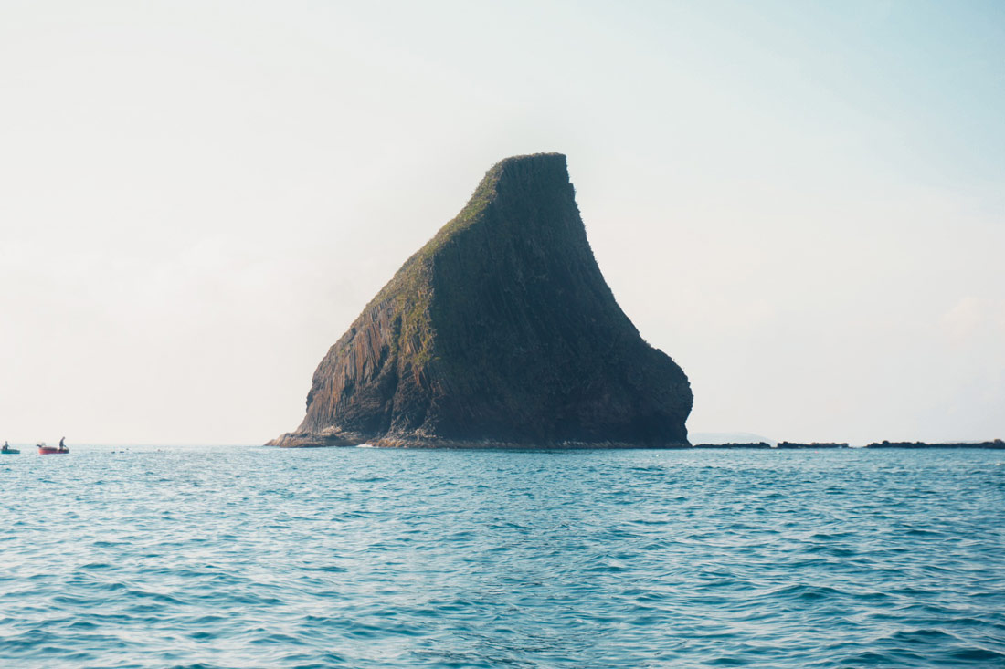 Bãi biển xung quanh đảo Hòn Yến có những rạn san hô tuyệt đẹp và hệ sinh thái biển phong phú. Đây là địa điểm lý tưởng để du khách khám phá và lặn ngắm san hô khi nước cạn.