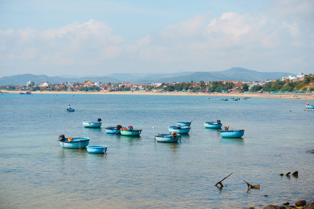 Không chỉ được chiêm ngưỡng vẻ đẹp hoang sơ của Hòn Yến, du khách còn có thể cảm nhận nhịp sống bình yên của làng chài Nhơn Hội, ngắm những chiếc thuyền thúng trở về sau mỗi chuyến ra khơi.