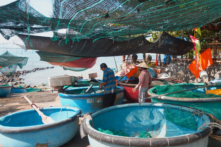 Người dân làng chài ven biển Hòn Yến tất bật chuẩn bị ngư cụ, thuyền thúng sau mỗi chuyến ra khơi.