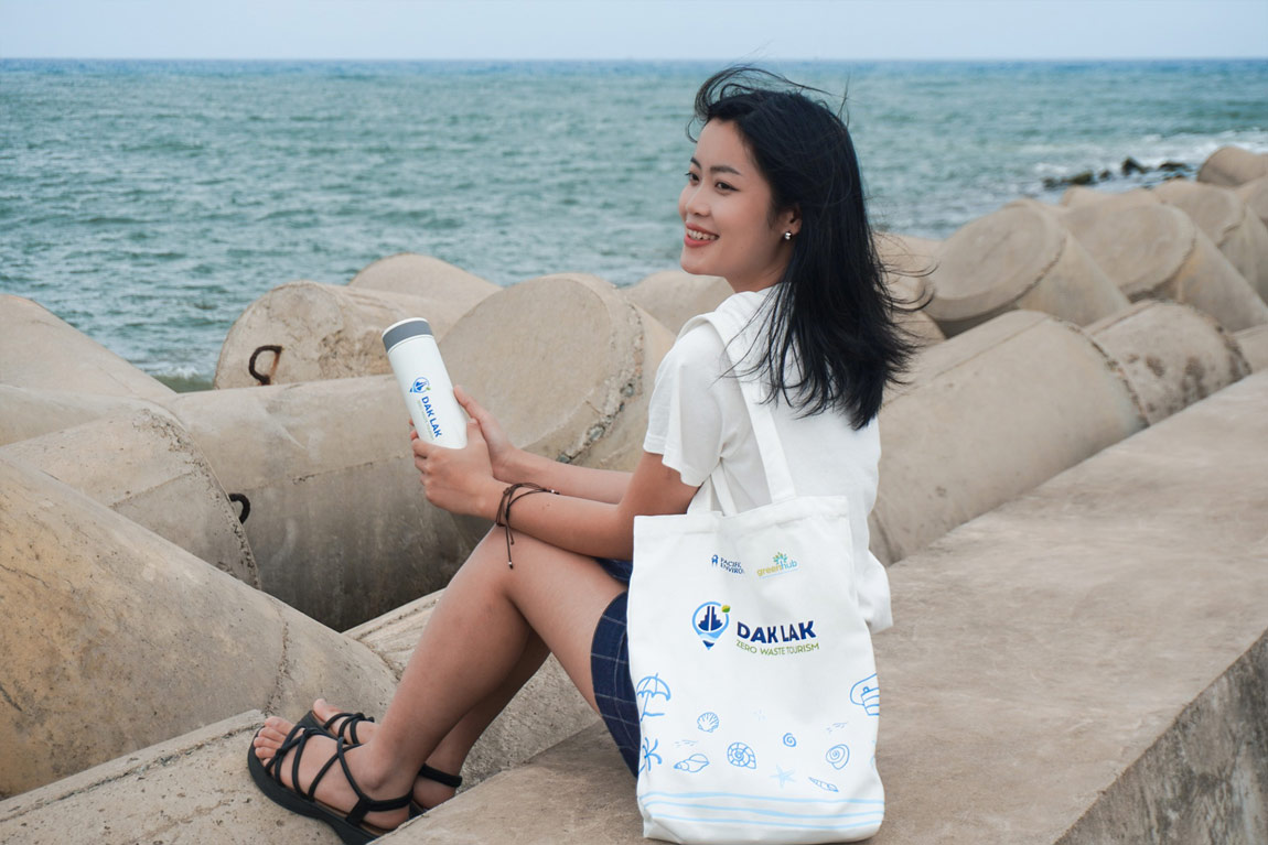 Có cơ hội đến Hòn Yến, bạn Nguyễn Thị Yến (Yến Vi Vu - một nhà sáng tạo nội dung về du lịch) cho biết: “Mình ấn tượng với Hòn Yến bởi cảnh quan hoang sơ, nước biển trong xanh và bãi san hô lớn với đa dạng loại san hô. Mình thấy san hô ở đây được bảo tồn tốt, khu vực san hô được đánh dấu để hạn chế thuyền bè đi vào. Mình không thấy rác ở biển hay ghềnh đá. Tại các hàng quán thì rác được thu gom và xử lý sau đó. Nhìn chung rất sạch sẽ, điều đó càng làm cho mình thêm yêu Hòn Yến“.