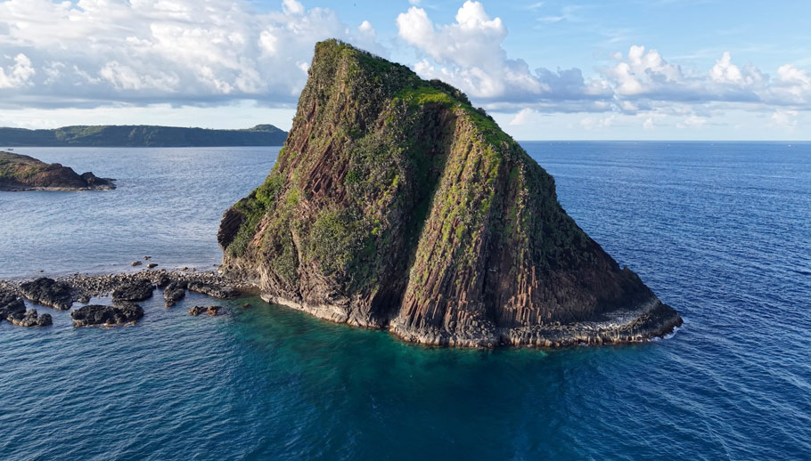 Hòn Yến thuộc tỉnh Phú Yên (cũ) nay là Đắk Lắk. Đây là danh thắng quốc gia có hệ sinh thái đa dạng với 17 loài san hô ven bờ sinh sống và phát triển. Điều này đã thu hút đông đảo khách đến tham quan.