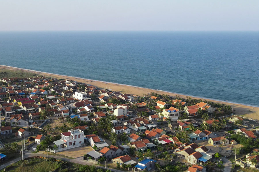 Không chỉ khám phá Hòn Yến, khi đến Đắk Lắk, du khách còn có thể ghé thăm Làng Lò - nơi những mái nhà ngói đỏ san sát bên nhau.