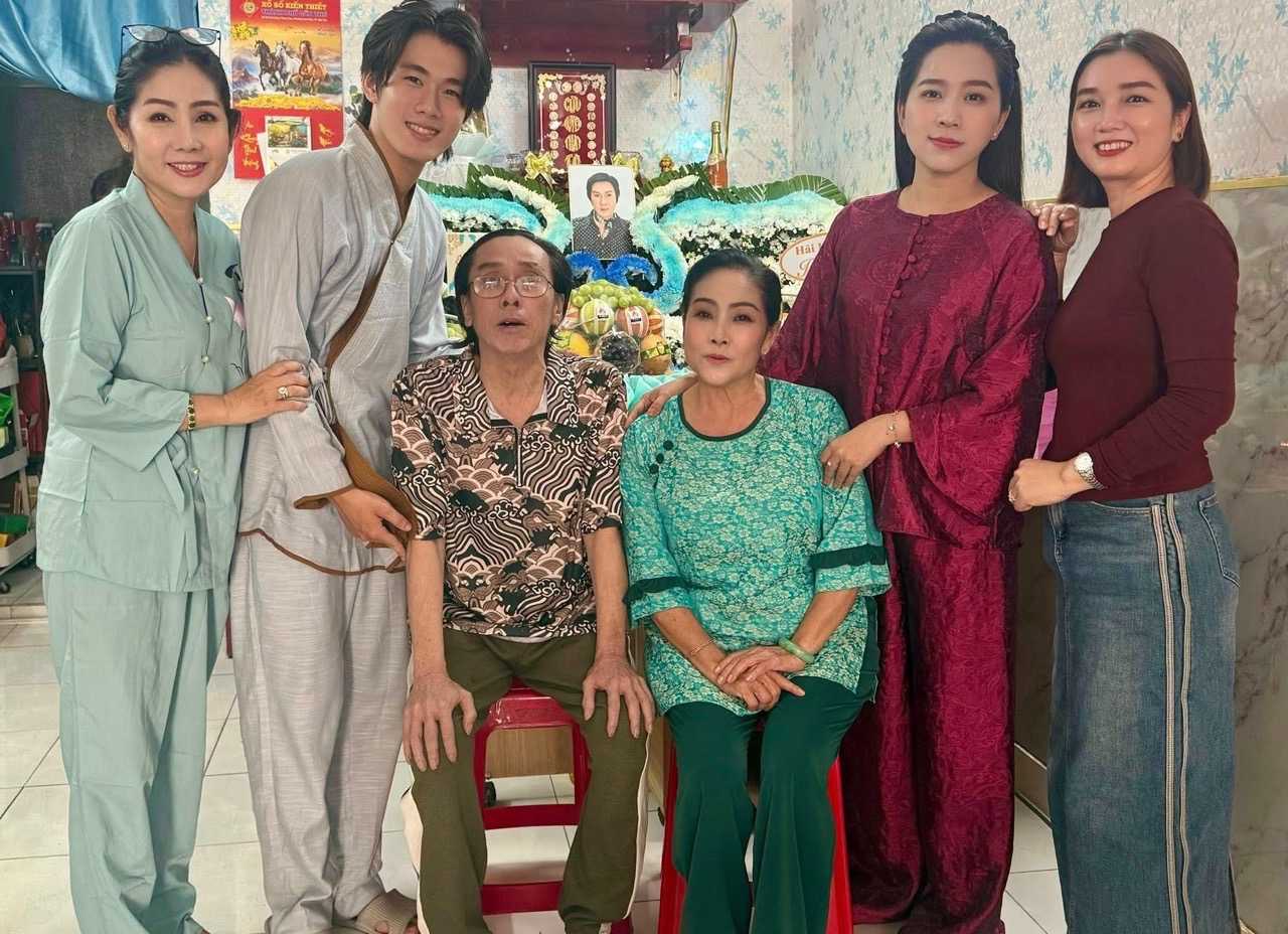 Hong Phuong and her family hold the death anniversary of Meritorious Artist Vu Linh. Photo: Artist provided.