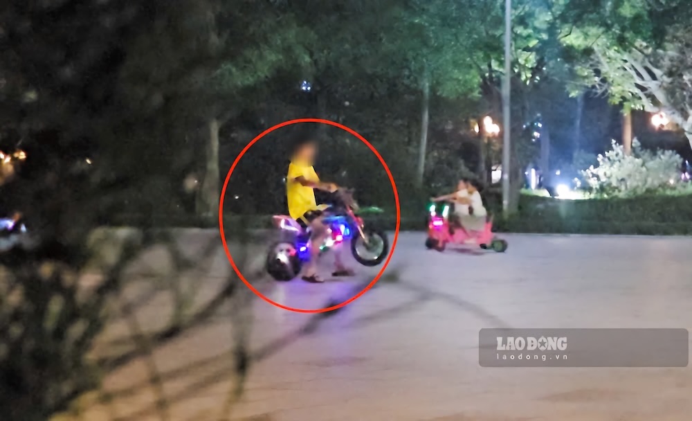 Với tốc độ nhanh bất thường, các em nhỏ thực hiện nhiều động tác nguy hiểm như bốc đầu, lạng lách. Ảnh: Nguyễn Luân