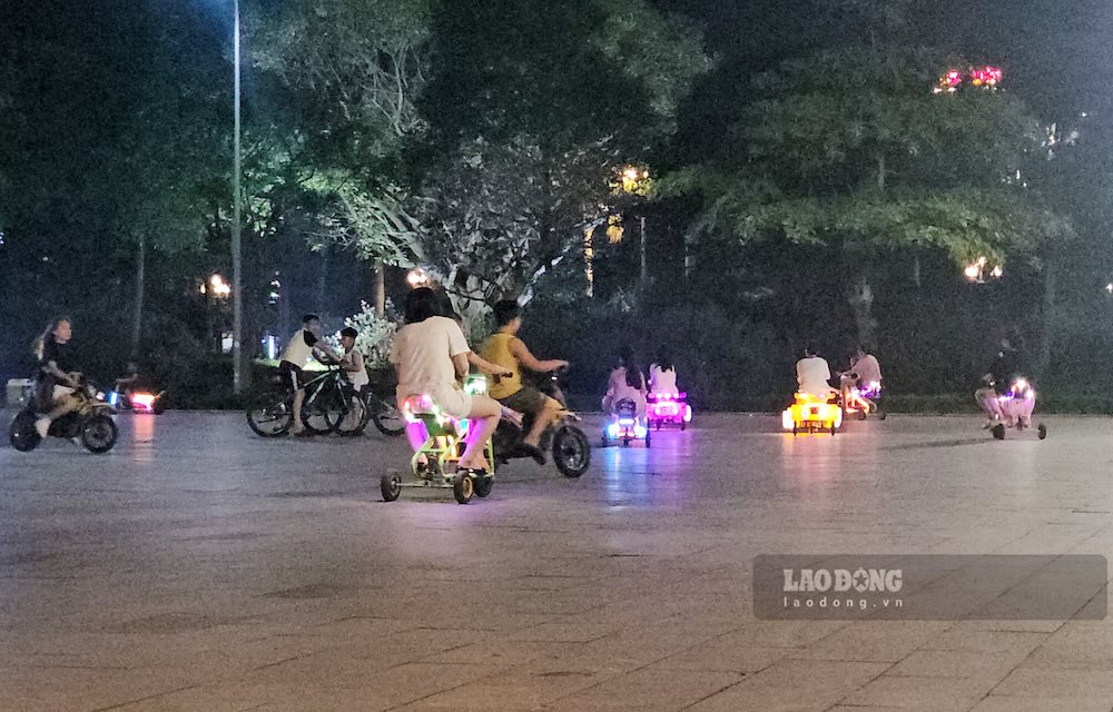 Trẻ nhỏ và cả người lớn đều được cho thuê để sử dụng loại xe điện mini này. Ảnh: Nguyễn Luân