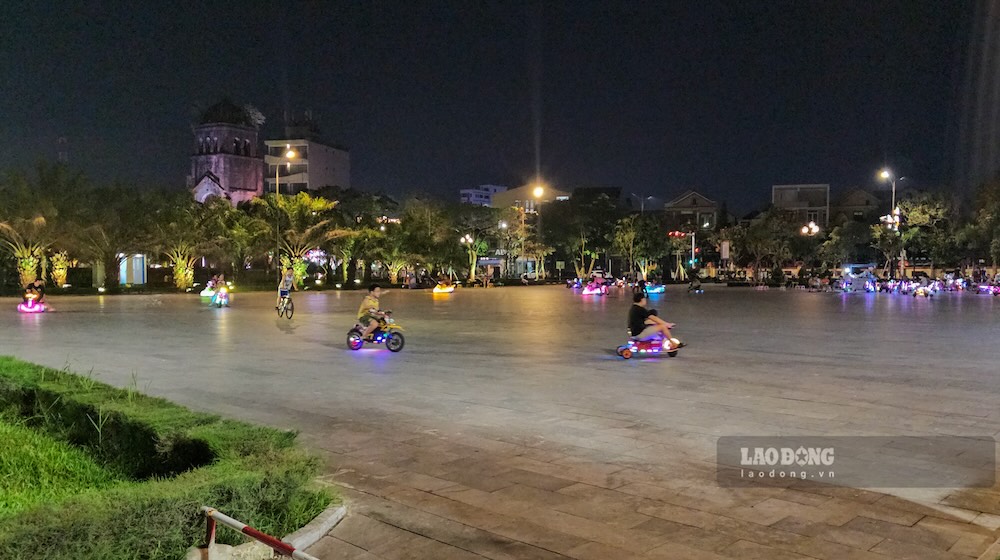 Hoạt động cho thuê xe điện mini chạy ở công viên diễn ra tự phát. Ảnh: Nguyễn Luân