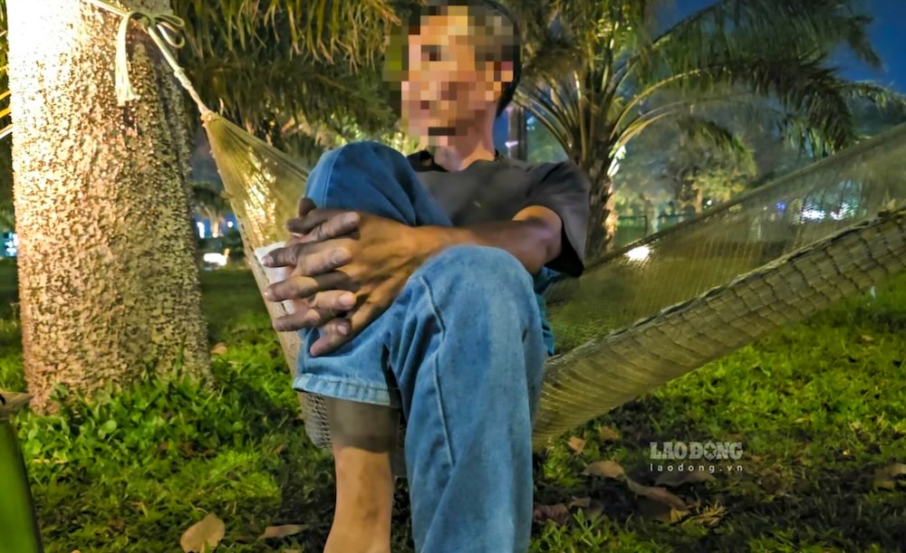 Người cho thuê xe điện mini ở khu vực công viên bên sông Nhật Lệ. Ảnh: Phóng viên