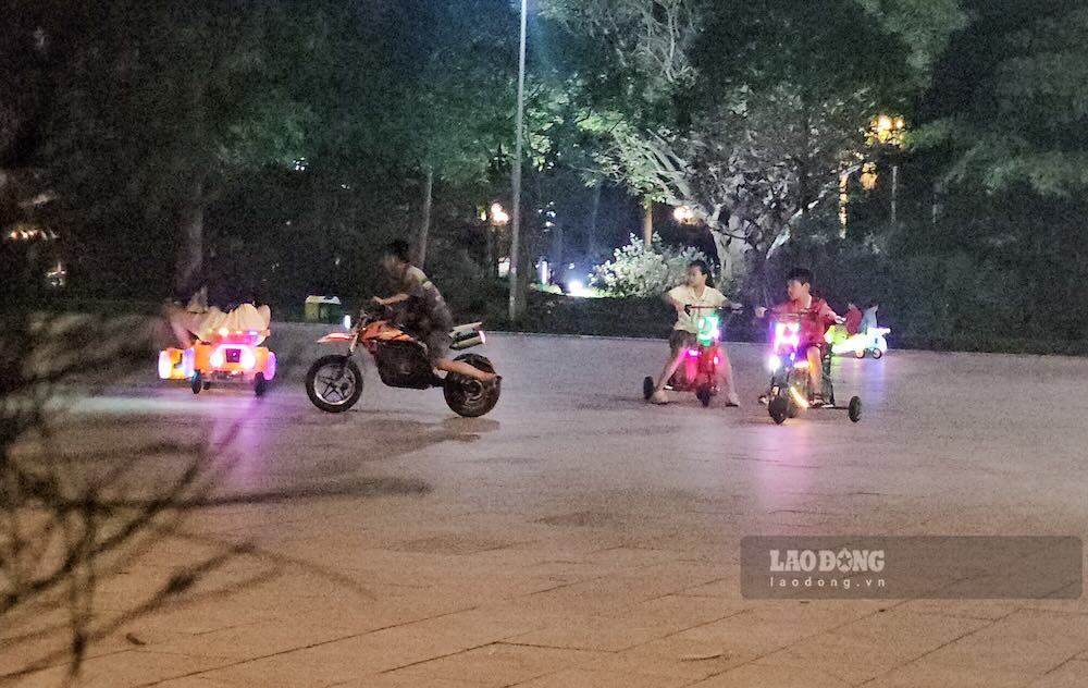 Mini electric cars modified with eye-catching shapes attract many young children in the central park area of Dong Hoi ward, Quang Tri province. Photo: Nguyen Luan