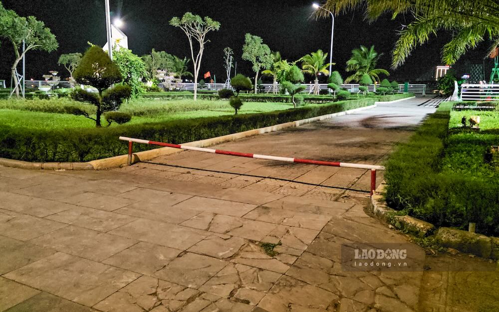 Cơ quan chức năng rào chắn lại các lối dẫn ra các đường giao thông, đường đi bộ ven biển để ngăn các xe điện đi ra ngoài. Ảnh: Phóng viên