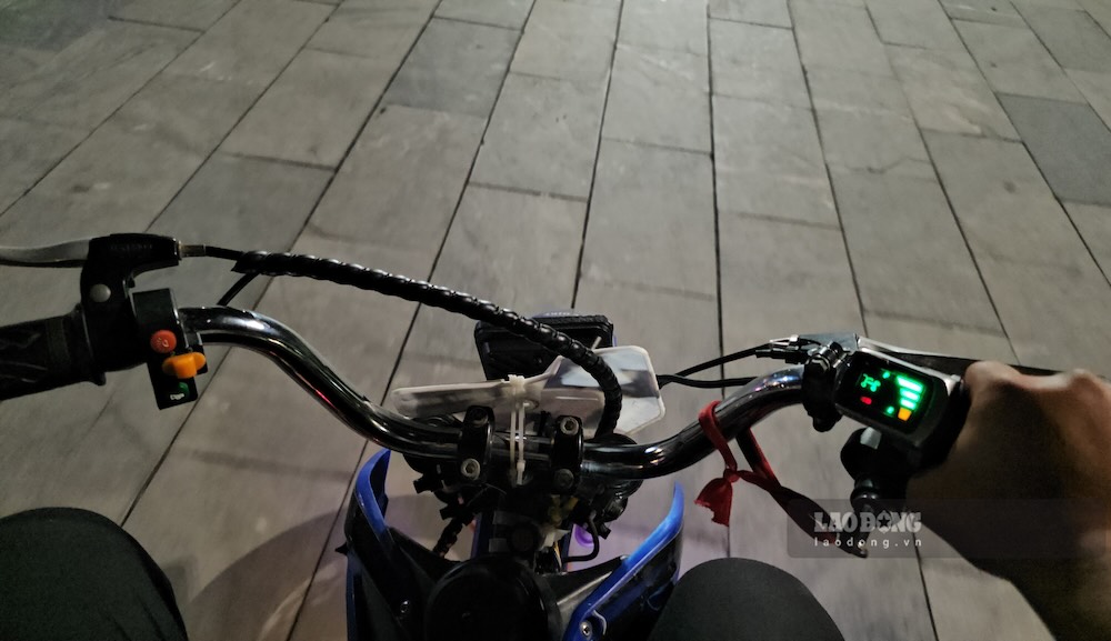 Chiếc xe có cấu tạo sơ sài, người tham gia trải nghiệm không được bảo hộ. Ảnh: Phóng viên