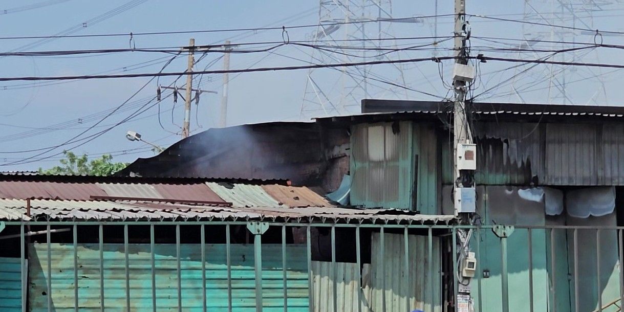 Khói vẫn tiếp tục tỏa ra từ bên trong căn nhà trên đường Lên Đức Anh (phường Tân Tạo, TPHCM). Ảnh: Đông Hoàng