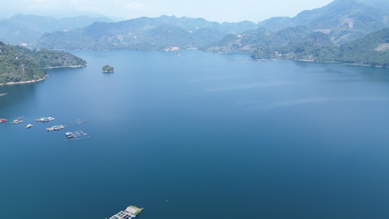 ホアビン水力発電所の貯水池の水位は115.87mに達し、通常の水位(117m)よりも約1.13m低くなっています。写真:ミン・グエン