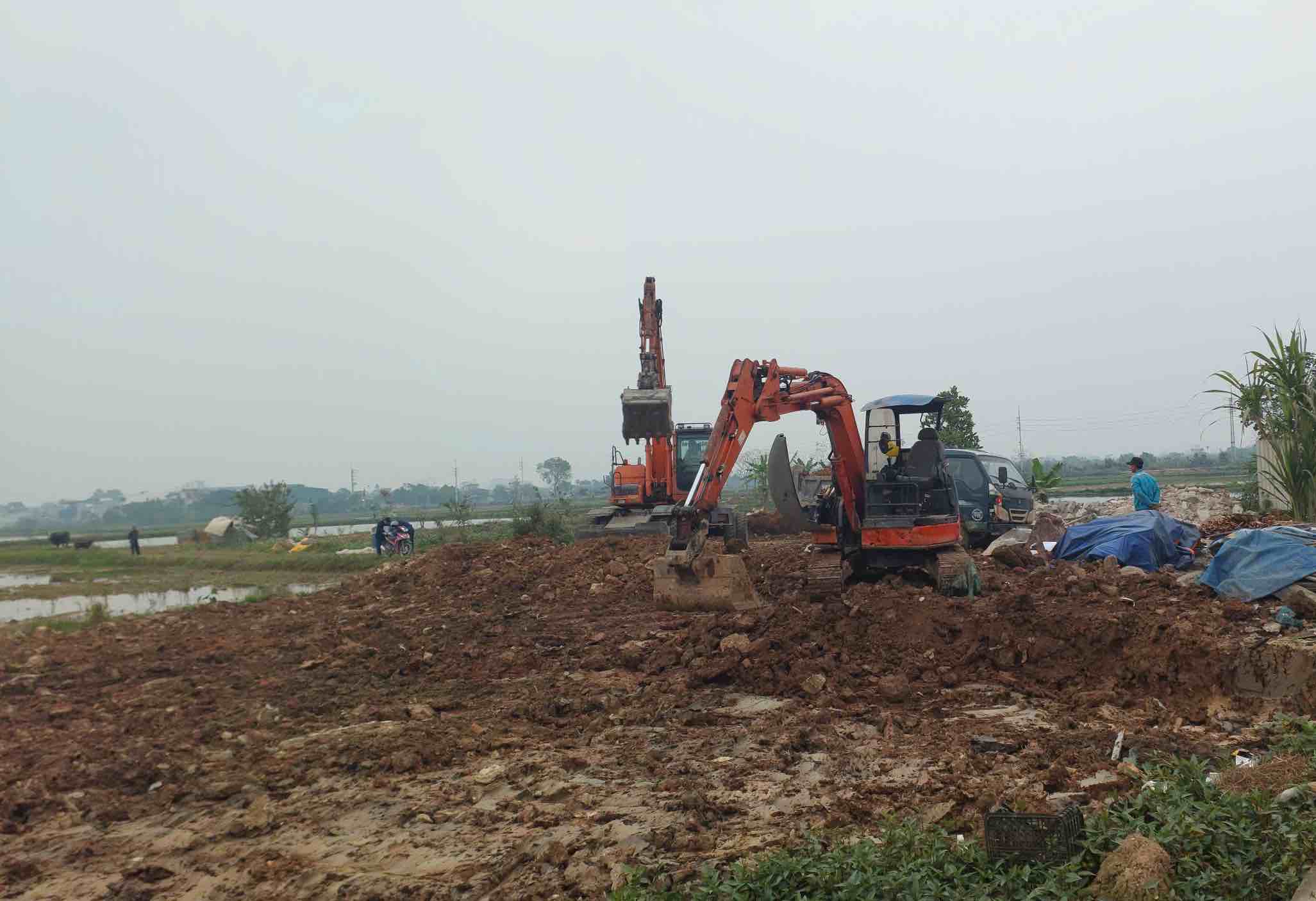 Ra quân cưỡng chế các công trình xây dựng trái phép trên đất nông nghiệp. Ảnh: UBND xã Kiều Phú