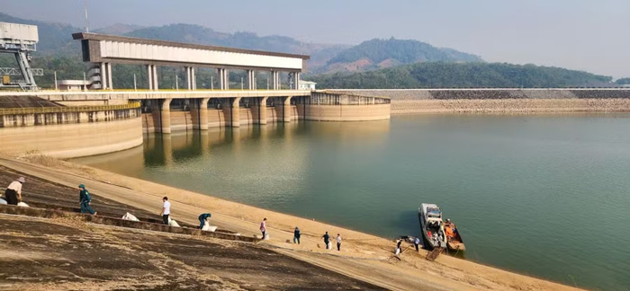 Transporting fish on the IaLy hydropower lake. Photo: Manh Ha
