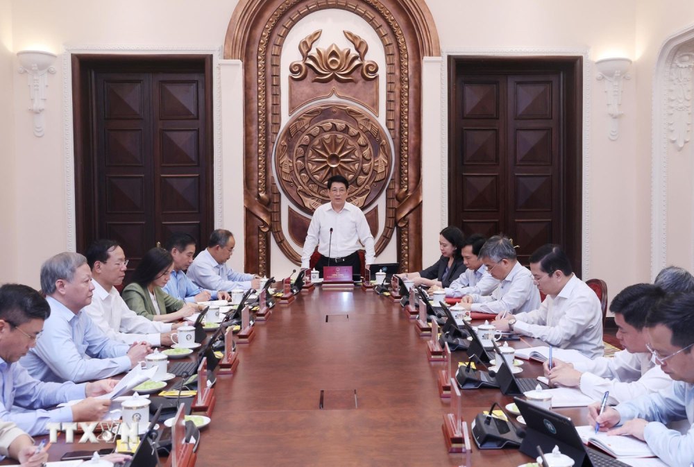 El Presidente del Estado, Lương Cường, solicitó a la Oficina del Presidente del Estado que se centre en servir bien a la Primera Sesión de la XVI Asamblea Nacional, el trabajo de consolidación del aparato estatal. Foto: TTXVN