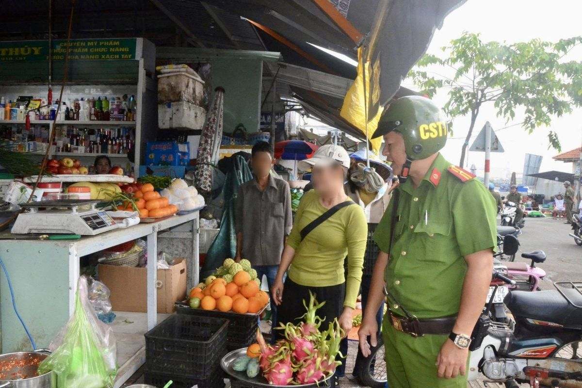 Tổ công tác nhắc nhở các trường hợp có hành vi lấn chiếm vỉa hè, lòng đường. Ảnh: Nam Ngọc