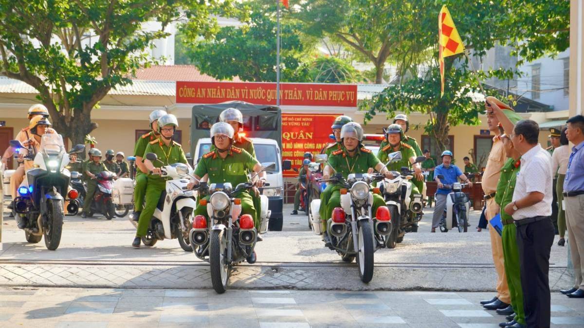 Vung Tau Ward Police deployed to maintain urban order. Photo: Nam Ngoc