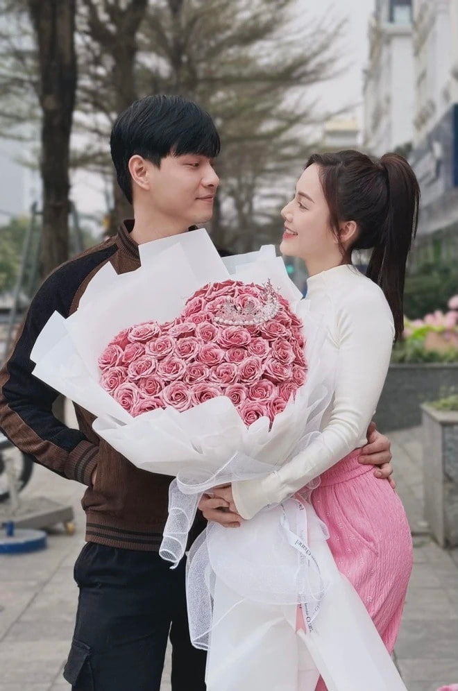 Ngoài đời, anh hẹn hò với nữ diễn viên Minh Thu. Ảnh NVCC