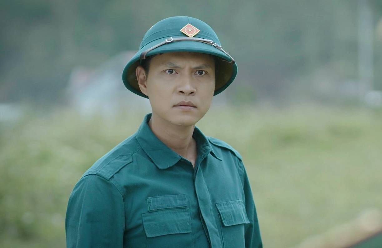 Tô Dũng được yêu mến khi vào vai Minh Lợi - tiểu đội trưởng đội dân quân tự vệ xã trong phim “Không giới hạn“. Ảnh cắt từ phim