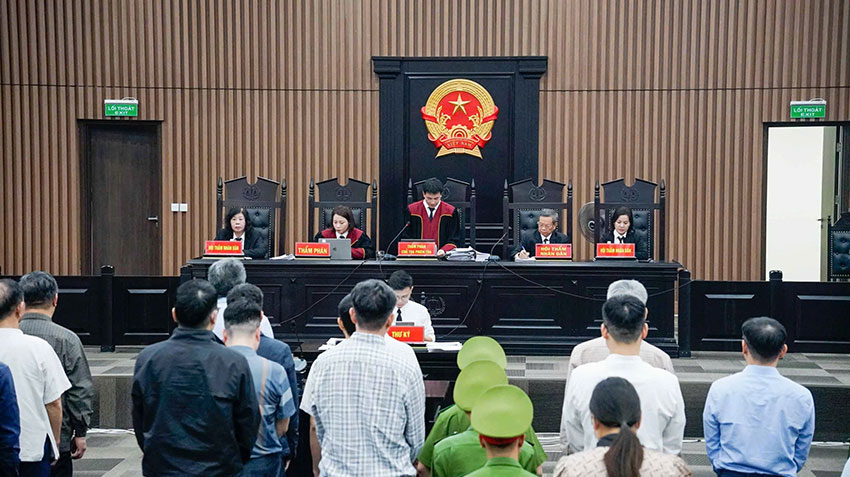 Phiên tòa xét xử vụ án đưa, nhận hối lộ, vi phạm đấu thầu... liên quan đến cựu Thứ trưởng Bộ NNPTNT. Ảnh: Quang Việt