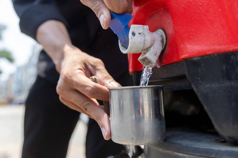 “Trạm nước” nhỏ trước nhà anh Dương Gia Hoàng trở thành điểm quen thuộc của nhiều người qua đường.