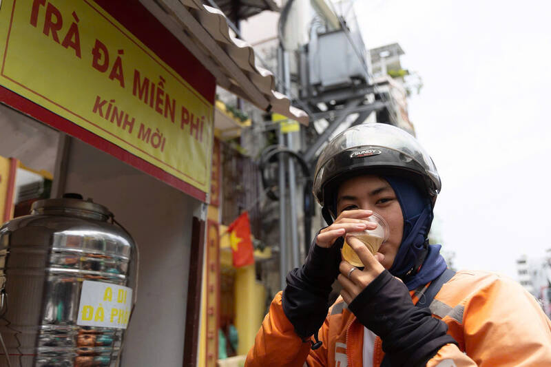 Tài xế xe công nghệ ghé uống nước.