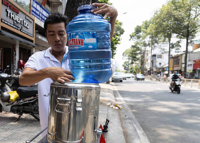 Bình trà đá miễn phí được người dân đặt trước cửa nhà trên đường Trần Hưng Đạo phục vụ người đi đường.