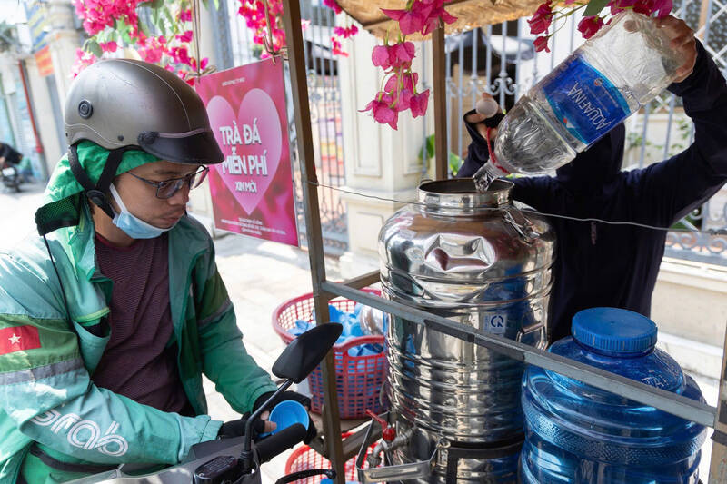 Những bình trà đá trước Nhà thờ Giáo xứ Mạc Ty Nho sẵn sàng phục vụ từ sáng sớm đến tối.